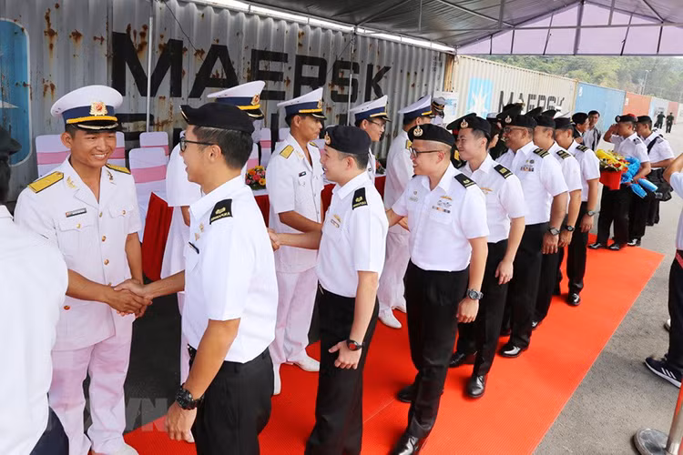 Trong thời gian lưu lại Đà Nẵng, thủy thủ đoàn tàu khu trục RSS Intrepid sẽ tham quan tàu Hải quân Việt Nam, chào xã giao lãnh đạo UBND TP.Đà Nẵng, Bộ Tư lệnh Quân khu 5, Bộ Tư lệnh Vùng 3 Hải quân… Cùng với đó là các hoạt động giao lưu văn hóa và thể thao với các chiến sĩ Vùng 3 Hải quân. Nguồn ảnh: Trần Lê Lâm/TTXVN.