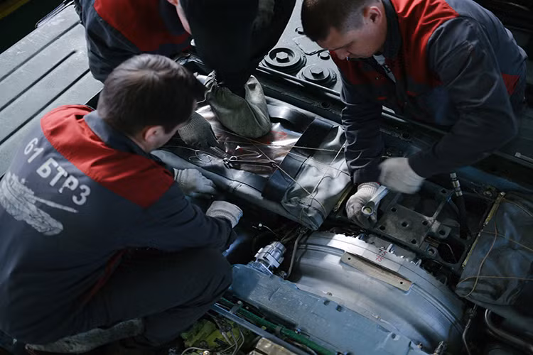 Sau gần 30 năm niêm cất, một số thiết bị điện tử và đoạn dây dẫn bị hỏng, các công nhân tháo dỡ toàn bộ hệ thống dây dẫn và thiết bị điện tử trên T-80, kiểm tra và sau đó lắp lại. Hệ thống thiết bị điện tử mới này được đưa và xe đẩy, sau đó chuyển xuống khu vực phân xưởng nơi người ta sẽ lắp chúng lên xe tăng T-80. Nguồn ảnh: Mary Gelman