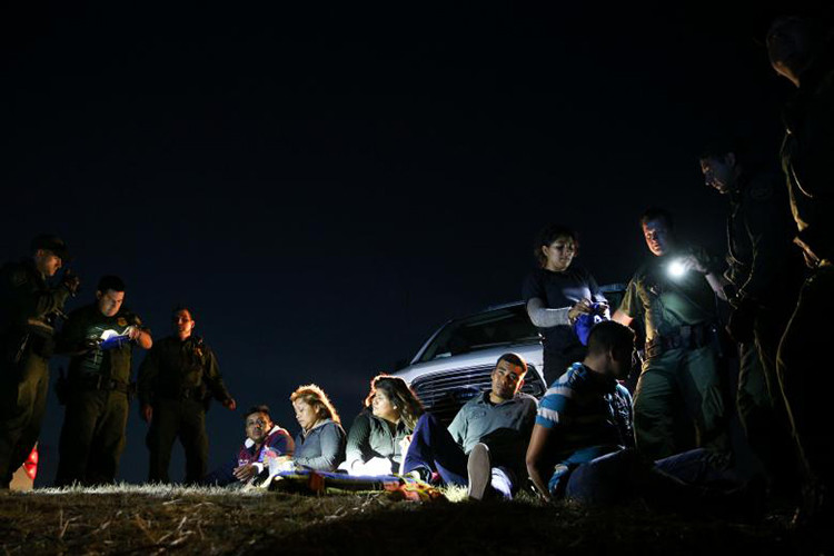 Ngay cả khi được sự trợ giúp đáng kể của các thiết bị công nghệ cao, Biên phòng Mỹ cũng chỉ có thể giảm thiểu số lượt vượt biên trái phép vào nước này chứ không thể ngăn chặn hoàn toàn. Và các tổ chức buôn người ở Mexico luôn có cách để hóa giải mọi biện pháp ngăn dòng người nhập cư đổ về Mỹ từ chính quyền liên bang. Ảnh: Reuters.