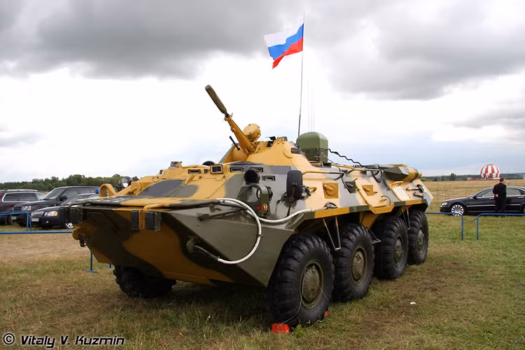 Theo hình ảnh có được tổ hợp tác chiến điện tử mà BTR-80 Nga mang theo đến Syria là Pelena-6B-F một mẫu thiết bị phá sóng vô tuyến chống các thiết bị nổ tự tạo (IED) được sử dụng khá phổ biến trong Quân đội Nga. Nguồn ảnh: Vitaly Kuzmin.