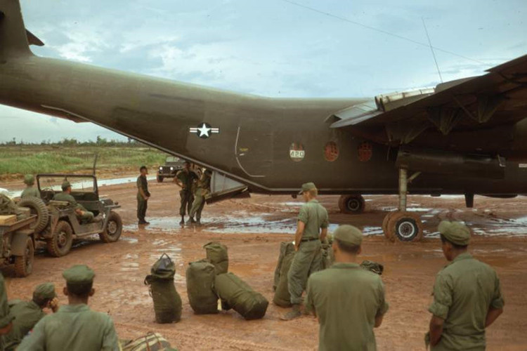 Trong chiến tranh Việt Nam, chiếc C-7 Caribou thường được sử dụng để tiếp tế cho các tiền đồn, căn cứ biệt kích trong rừng sâu, nơi mà C-130 không thể tiếp cận được. Nguồn ảnh: Christopher Gaynor.