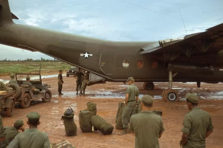 Trong chiến tranh Việt Nam, chiếc C-7 Caribou thường được sử dụng để tiếp tế cho các tiền đồn, căn cứ biệt kích trong rừng sâu, nơi mà C-130 không thể tiếp cận được. Nguồn ảnh: Christopher Gaynor.