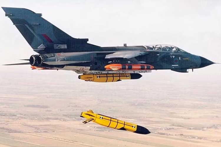 Theo đó, phi đội chiến đấu cơ Anh-Pháp tham gia không kích Syria trong đêm 14/4 sử dụng các tên lửa hành trình Storm Shadow (SCALP EG) dòng vũ khí tấn công chính xác hiện đại nhất của Pháp hiện nay và được thiết kế dành cho các chiến đấu cơ Rafale của nước này. Nguồn ảnh: Pinterest.