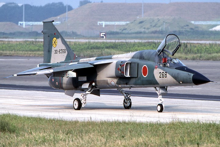 Mitsubishi F-1 có chiều dài 17,86 m; sải cánh 7,88 m; chiều cao 4,88 m; trọng lượng rỗng 6.358 kg; trọng lượng cất cánh tối đa 13.674 kg. Ảnh: airliners.