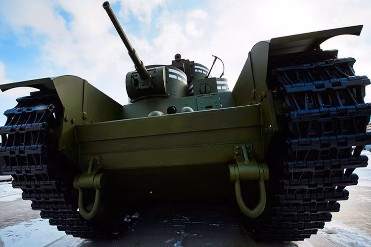 Cận cảnh tháp pháo 45mm được đặt phía trước của T-35. Nguồn ảnh: Ria.