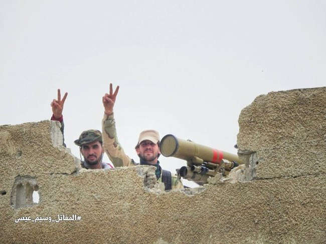 Hệ thống phòng ngự bị chọc thủng, các đơn vị quân đội Syria và Palestine đột phá bao vây IS trong khu phố Qadam, Jorah và Assali từ phía bắc và phía nam, tấn công dữ đội buộc các tay súng liều chết phải rút lui về quận Hajar Aswad. Ảnh: Masdar News.