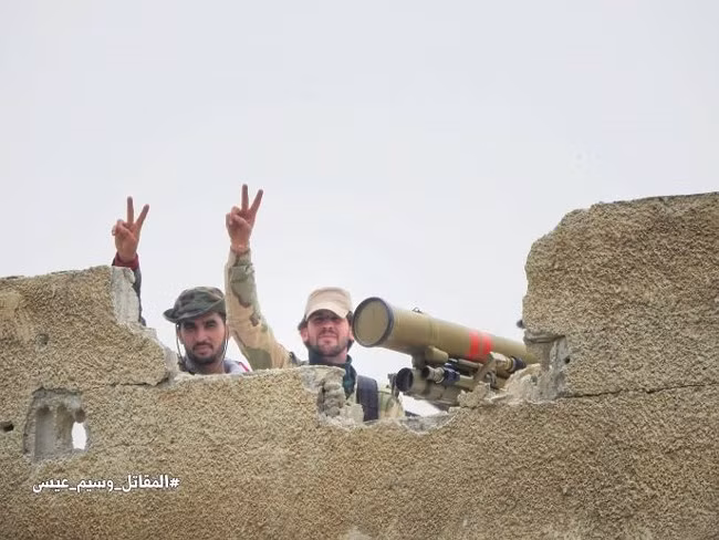 Hệ thống phòng ngự bị chọc thủng, các đơn vị quân đội Syria và Palestine đột phá bao vây IS trong khu phố Qadam, Jorah và Assali từ phía bắc và phía nam, tấn công dữ đội buộc các tay súng liều chết phải rút lui về quận Hajar Aswad. Ảnh: Masdar News.