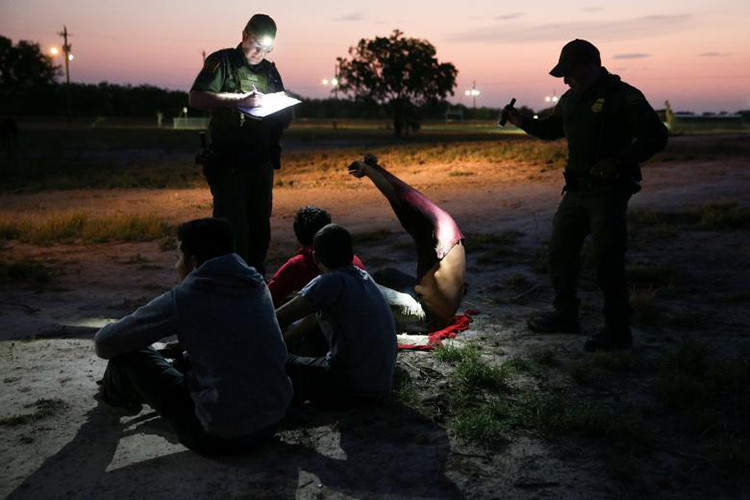 Dù luôn là một điểm nóng và được biên phòng Mỹ “chăm sóc” kỹ nhất trên toàn tuyến biên giới, nhưng lượng người nhập cư trái phép đổ về đây chưa từng giảm đi trong những năm qua. Ảnh: Reuters.