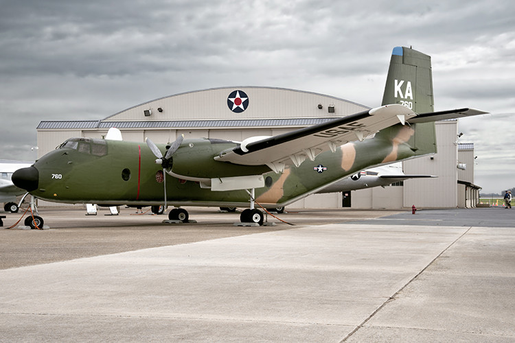 Dòng máy bay vận tải hạng nhẹ này ncó chiều dài 22,12 m; sải cánh 29,13 m; chiều cao 9,65 m; trọng lượng rỗng 7.675 kg, trọng lượng có tải 12.927 kg. Nguồn ảnh: Command Museum.