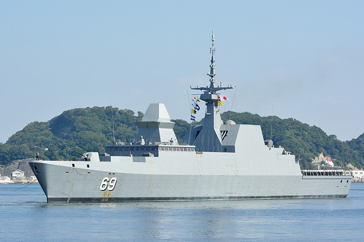 Ngoài ra, tàu còn được trang bị một hải pháo 76mm cùng với 4 khẩu súng máy CIS 50MG 12,7 mm và 2 khẩu pháo 25mm Mk38. Do phục vụ nhiệm vụ bảo vệ lãnh hải của Singapore, tàu còn được trang bị loại loa công suất lớn được sử dụng như một vũ khí không sát thương để đe dọa và giải tỏa các tàu nước ngoài cố tình vi phạm lãnh hải. Nguồn ảnh: Marine Traffic.