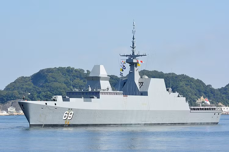 Ngoài ra, tàu còn được trang bị một hải pháo 76mm cùng với 4 khẩu súng máy CIS 50MG 12,7 mm và 2 khẩu pháo 25mm Mk38. Do phục vụ nhiệm vụ bảo vệ lãnh hải của Singapore, tàu còn được trang bị loại loa công suất lớn được sử dụng như một vũ khí không sát thương để đe dọa và giải tỏa các tàu nước ngoài cố tình vi phạm lãnh hải. Nguồn ảnh: Marine Traffic.