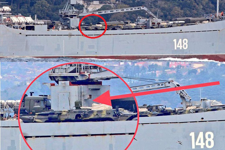 Trong số vũ khí và phương tiện cơ giới tàu đổ bộ Alligator mang đến Syria lần này có sự xuất hiện của cả những chiếc xe bọc thép chở quân BTR-80 được tích hợp tổ hợp tác chiến điện tử cùng với đó là xe tải đặc chủng Kamaz, xe cứu thương chiến trường,... Hình ảnh BTR-80 với tổ hợp tác chiến điện tử trên thân trong vòng tròn đỏ. Nguồn ảnh: Daily Mail.