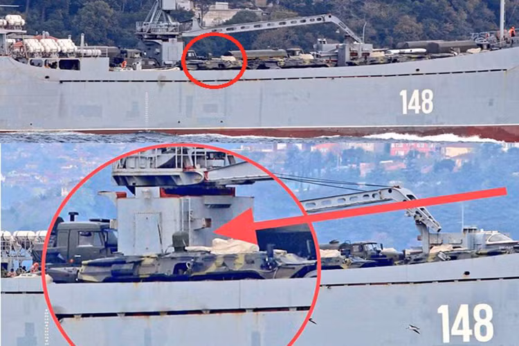 Trong số vũ khí và phương tiện cơ giới tàu đổ bộ Alligator mang đến Syria lần này có sự xuất hiện của cả những chiếc xe bọc thép chở quân BTR-80 được tích hợp tổ hợp tác chiến điện tử cùng với đó là xe tải đặc chủng Kamaz, xe cứu thương chiến trường,... Hình ảnh BTR-80 với tổ hợp tác chiến điện tử trên thân trong vòng tròn đỏ. Nguồn ảnh: Daily Mail.