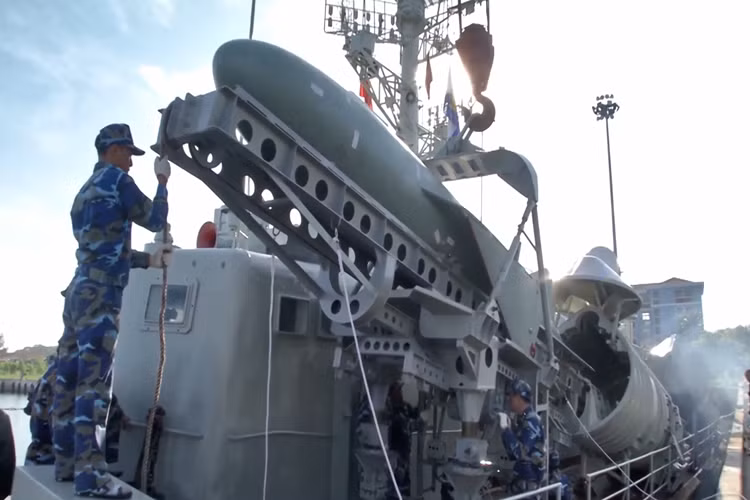 Còn về sức mạnh của tên lửa chống hạm P-15U, nó có tầm bắn từ 8-40km, tốc độ bay cận âm, độ cao bay trong hành trình là 100-200m, mang đầu đạn nổ cực mạnh 480kg. Với sức nổ này, P-15U thừa sức đánh chìm tàu đổ bộ vài nghìn tấn, thậm chí là làm mất khả năng chiến đấu của tàu chiến hàng chục nghìn tấn. Điểm yếu duy nhất của P-15U là độ cao bay lớn, hệ thống dẫn đường lạc hậu dễ bị gây nhiễu và bị đánh chặn. Nguồn ảnh: Báo Hải quân Việt Nam.