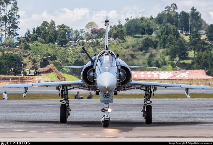 Kfir được thiết kế với cánh delta kéo dài, không có cánh đuôi nhưng lại sử dụng cánh mũi.