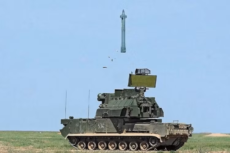 Tor-M2 là một trong những tổ hợp tên lửa phòng không đa năng của Quân đội Nga, được thiết kế để tiêu diệt tất cả các phương tiện bay đường không, bao gồm máy bay chiến đấu, tên lửa đạn đạo và hành trình, các loại rocket và đầu đạn có điều khiển chính xác, các UAV và tên lửa đạn đạo tầm gần. Nguồn ảnh: Indian Defence.
