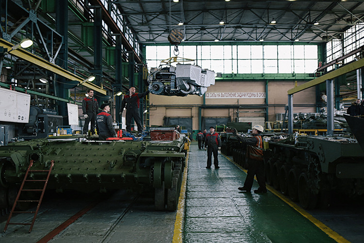 Sau khi được nâng cấp, những chiếc T-80 sẽ sẵn sàng phục vụ ở bất kỳ đâu trên khắp nước Nga kể cả những vùng cực xa xôi ở Bắc Cực. Bản thân T-80 cũng là một trong hai dòng xe tăng chiến đấu mạnh nhất của Quân đội Nga hiện tại. Nguồn ảnh: Mary Gelman