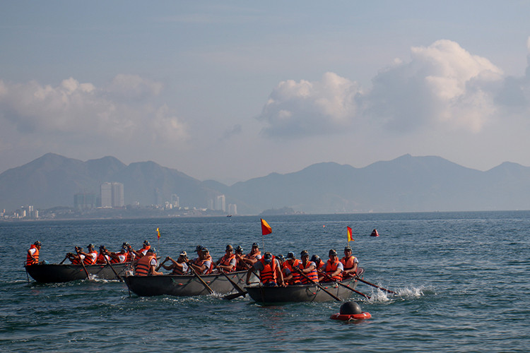 Khi hiệu lệnh phát ra, ngay lập tức các vận động viên đồng loạt vung chèo điều khiển xuồng đội mình.