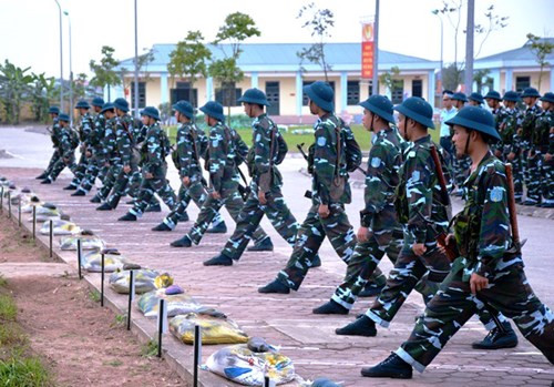 Với phương hướng, mục tiêu huấn luyện cơ bản với chiến sĩ mới, chuyên sâu với chiến sĩ năm thứ nhất, năm thứ hai và tăng cường bồi dưỡng cán bộ, kết hợp với hội thi, hội thao thường xuyên... Hình ảnh chiến sĩ mới thực hành bắn súng .