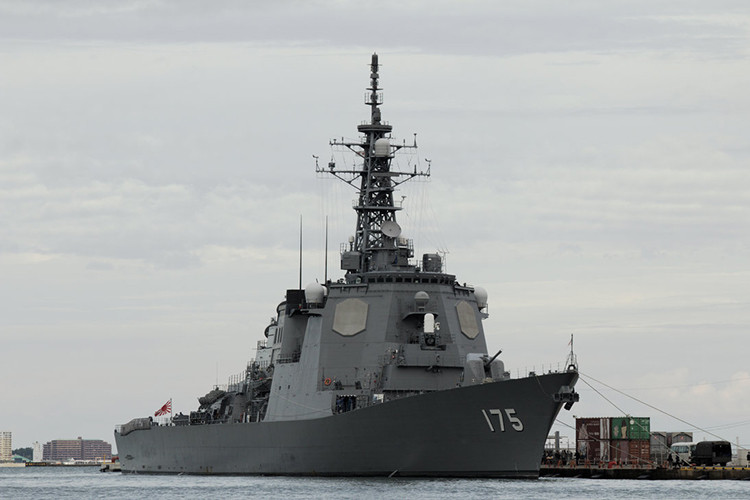 Hệ thống vũ khí trên khu trục hạm này gồm hải pháo 127mm OtoBreda, tên lửa chống hạm RGM-84 Harpoon và các tên lửa đánh chặn tầm xa SM-2MR và SM-3. Bên cạnh đó nó cũng sở hữu năng lực chống ngầm tương đối tốt. Nguồn ảnh: Arms-Expo.