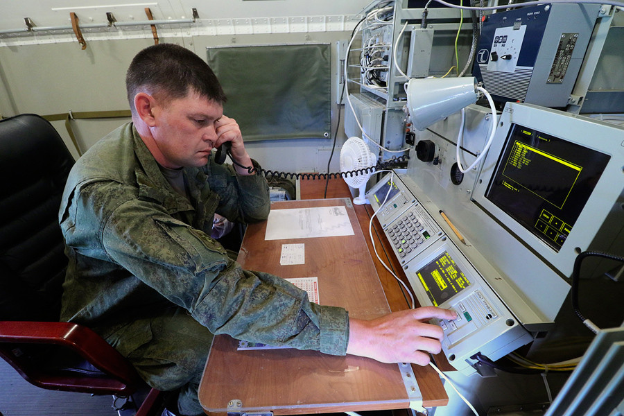 Bên trong trung tâm chấm điểm của Tank Biathlon, toàn bộ kết quả bắn của xe tăng các đội sẽ được tự động gửi về đây. Nguồn ảnh: Army Games.