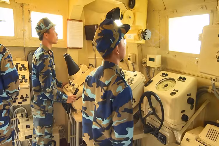 Là lớp tàu tên lửa tấn công nhanh nên thiết kế của tàu tên lửa Osa có không gian bên trong tương tối nhỏ và được tối ưu hóa cho từng vị trí kể cả khoang lái và chỉ huy trên tàu. Nguồn ảnh: Báo Hải quân Việt Nam.