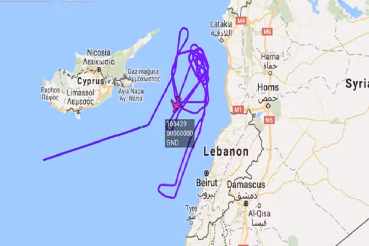 Bằng chứng thứ hai cho vụ việc trên chính là các chuyến bay tuần thám dày đặc của máy bay chống ngầm P-8 Poseidon của Hải quân Mỹ xung quanh khu vực vùng biển gần căn cứ Tartus và kéo dài liên tục trong nhiều ngày. Câu hỏi được đặt ra là, vậy người Mỹ đang tìm gì ở đây? Trong ảnh là lộ trình bay của P-8 Mỹ gần Tartus trong hôm 10/4. Nguồn ảnh: liveuamap‏