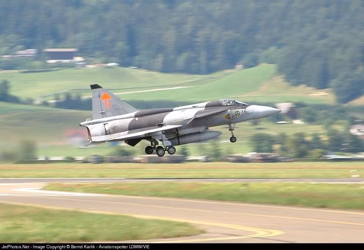 Vũ khí trang bị của Viggen gồm 1 pháo Oerlikon KCA 30mm với 150 viên đạn, 6 giá treo mang được 2 tên lửa RB71 Skyflash (chỉ trên JA 37), 4 tên lửa AIM-120 AMRAAM (JA 37D) hoặc 6 tên lửa AIM-9 Sidewinder hoặc 4 bình rocket 135mm và thiết bị ECM U95 gắn ngoài (JA 37D).