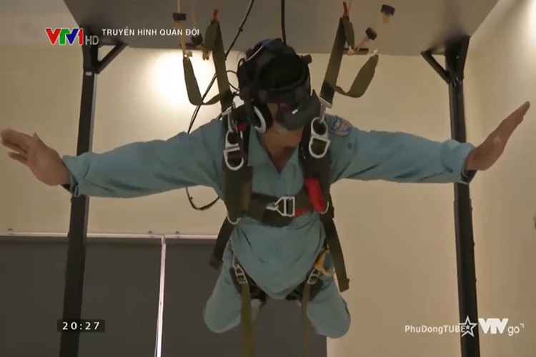 Còn nhảy dù mô phỏng dành cho phi công, tùy thuộc cấp phi công và loại máy bay giảng viên sẽ lựa chọn bài nhảy dù tương ứng ngay trên mặt đất nhưng phi công vẫn có cảm giác bay lượn thực sự. Nguồn ảnh:VTV.