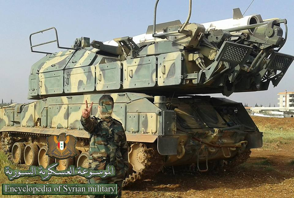 Theo SIPRI, Syria hiện có khoảng 8 tổ hợp phòng không 9K317E Buk-M2E - mỗi tổ hợp có khả năng tiêu diệt đồng thời 24 mục tiêu cùng lúc, tầm bắn ước tính đạt 3-45km, độ cao bắn chặn tối thiểu chỉ 15m, tối đa đến 25km. Trong ảnh được cho là tổ hợp Buk-M2E của Syria tham gia đánh chặn tên lửa Israel đêm 9/4.Nguồn ảnh: Encyclopedia of Syrian.