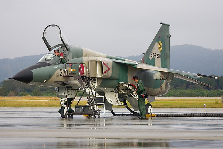 Vũ khí trang bị của F-1 gồm 1 pháo 6 nòng JM61A1 Vulcan với cơ số 750 viên đạn. Tải trọng vũ khí trên 7 giá treo ngoài lên tới 2,8 tấn gồm tên lửa đối không AAM-1, AIM-9 Sidewinder; tên lửa đối hạm Type-80; bom Mk-82, GCS-1; rocket JLAU-3A 70 mm và RL-4 125 mm... Ảnh: airliners.