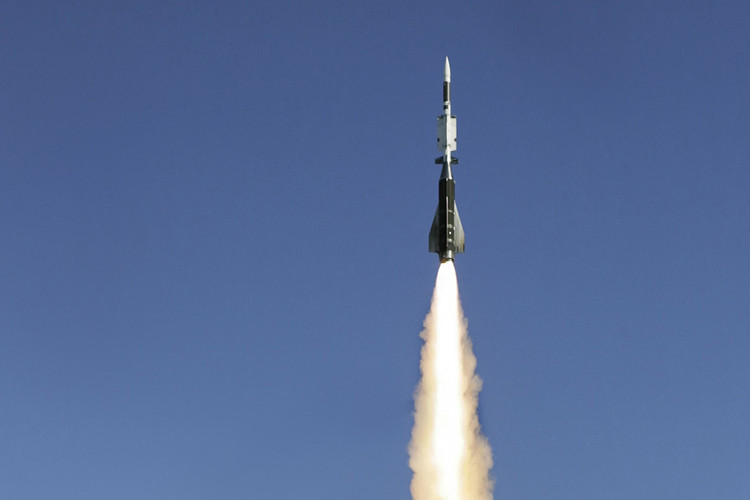 Thân tên lửa có 4 cánh ổn định hình chữ nhật và 4 cánh lái ở đuôi. Tên lửa được dẫn hướng đến mục tiêu bằng cách kết hợp dẫn hướng quán tính giai đoạn đầu và radar chủ động giai đoạn cuối. Nguồn ảnh: MBDA.