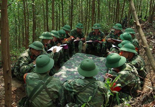 Hội ý chỉ huy trong khu trú quân bí mật.