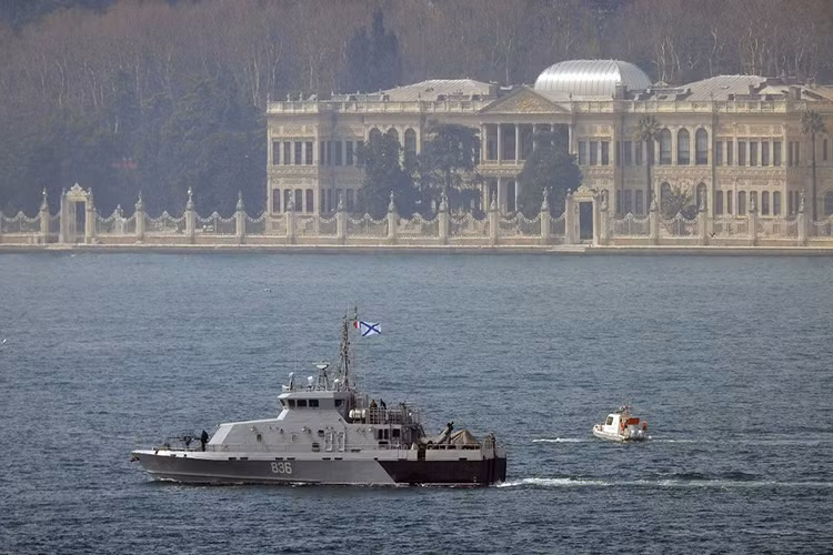 Cái tên cuối cùng trong danh sách tàu chiến Nga “biến mất” khỏi căn cứ Tartus là hai tàu tuần tra ven bờ Grachonok, đây là lớp tàu chiến mới được Hải quân Nga trang bị có nhiệm vụ chính là tuần tra, bảo vệ các khu vực bến cảng, căn cứ hải quân trọng yếu. Nguồn ảnh: liveuamap‏.