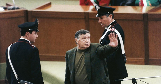 "Bố già" Salvatore Riina, còn gọi là Toto Riina, nhân vật quan trọng nhất của mafia Sicily, tại phiên tòa ngày 4/3/1993 ở Palermo, Italy. Ảnh: Getty.