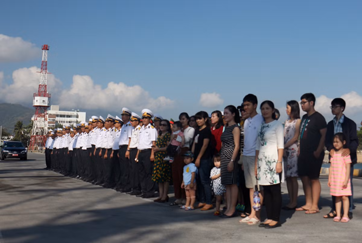 Các cơ quan chức năng Học việ Hải quân cùng người thân thủy thủ tạm biệt đoàn trước lúc lên đường.