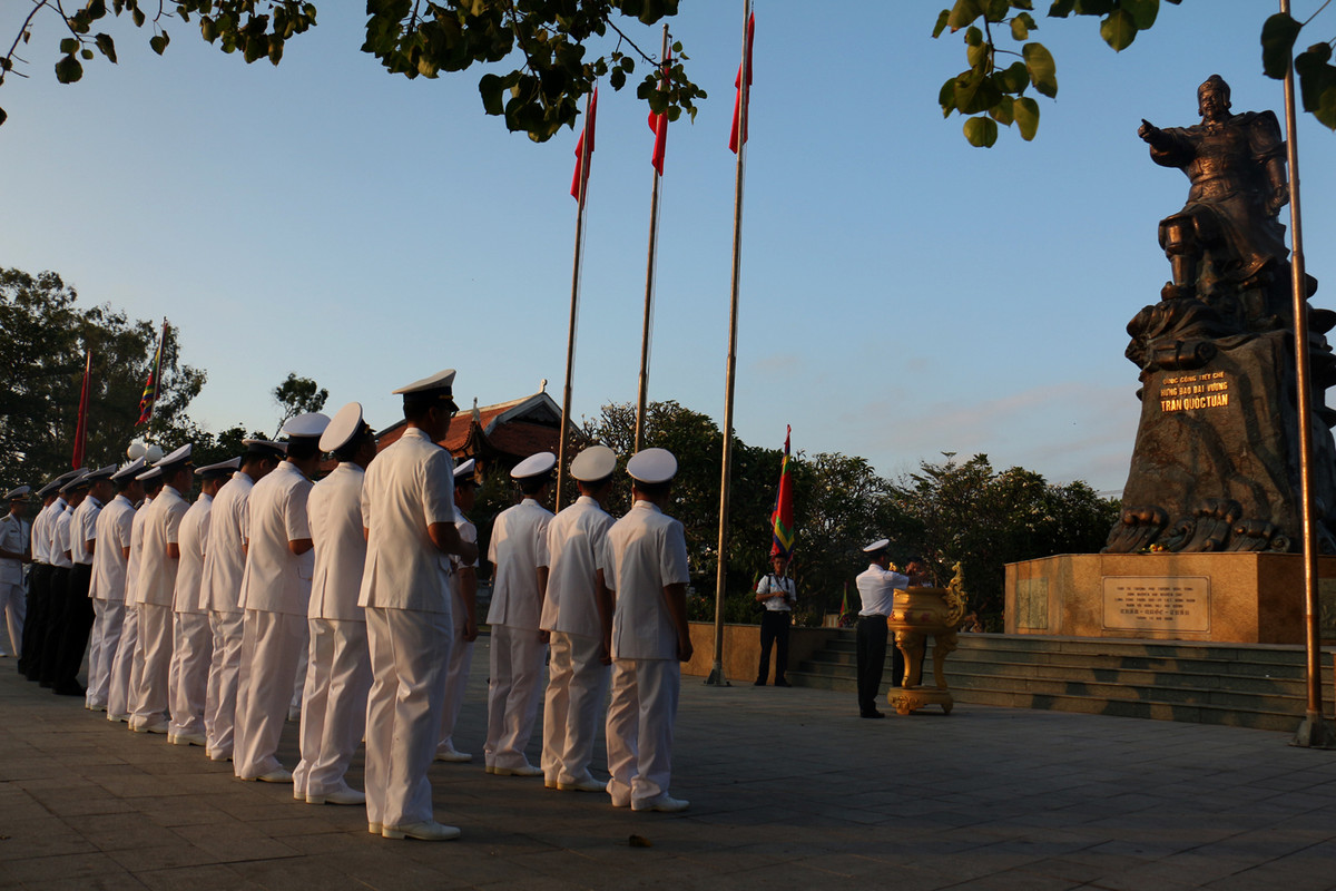 Trong chuyến đi này, học viên đào tạo sĩ quan Hải quân năm cuối được huấn luyện thực hành đi biển đường dài, huấn luyện khai thác, sử dụng vũ khí, trang bị kỹ thuật, xử lý tình huống thực tế trên biển…Ảnh: Dâng hương tưởng niệm Hưng Đạo Đại Vương Trần Quốc Tuấn trước lúc lên đường.