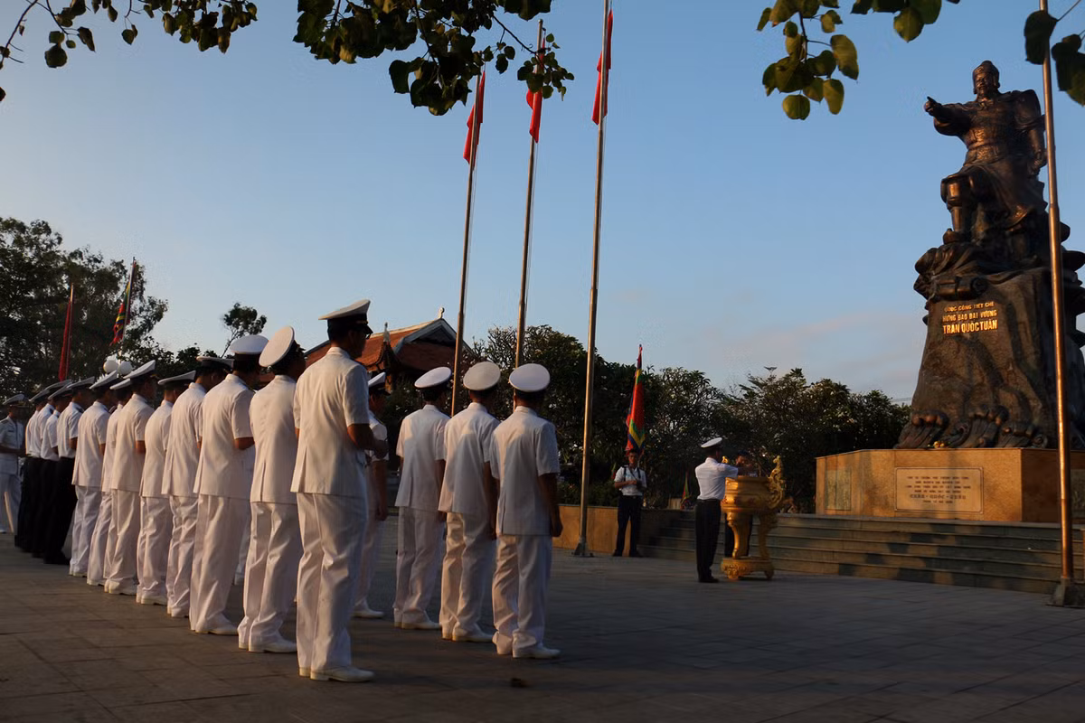 Trong chuyến đi này, học viên đào tạo sĩ quan Hải quân năm cuối được huấn luyện thực hành đi biển đường dài, huấn luyện khai thác, sử dụng vũ khí, trang bị kỹ thuật, xử lý tình huống thực tế trên biển…Ảnh: Dâng hương tưởng niệm Hưng Đạo Đại Vương Trần Quốc Tuấn trước lúc lên đường.