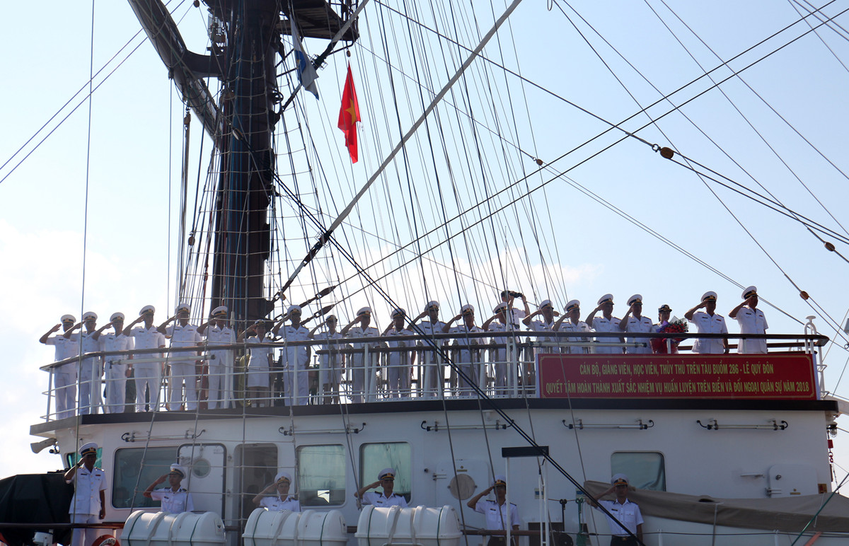 Cán bộ, thủy thủ đoàn công tác nghiêm trang chào cảng trước lúc tàu rời bến.