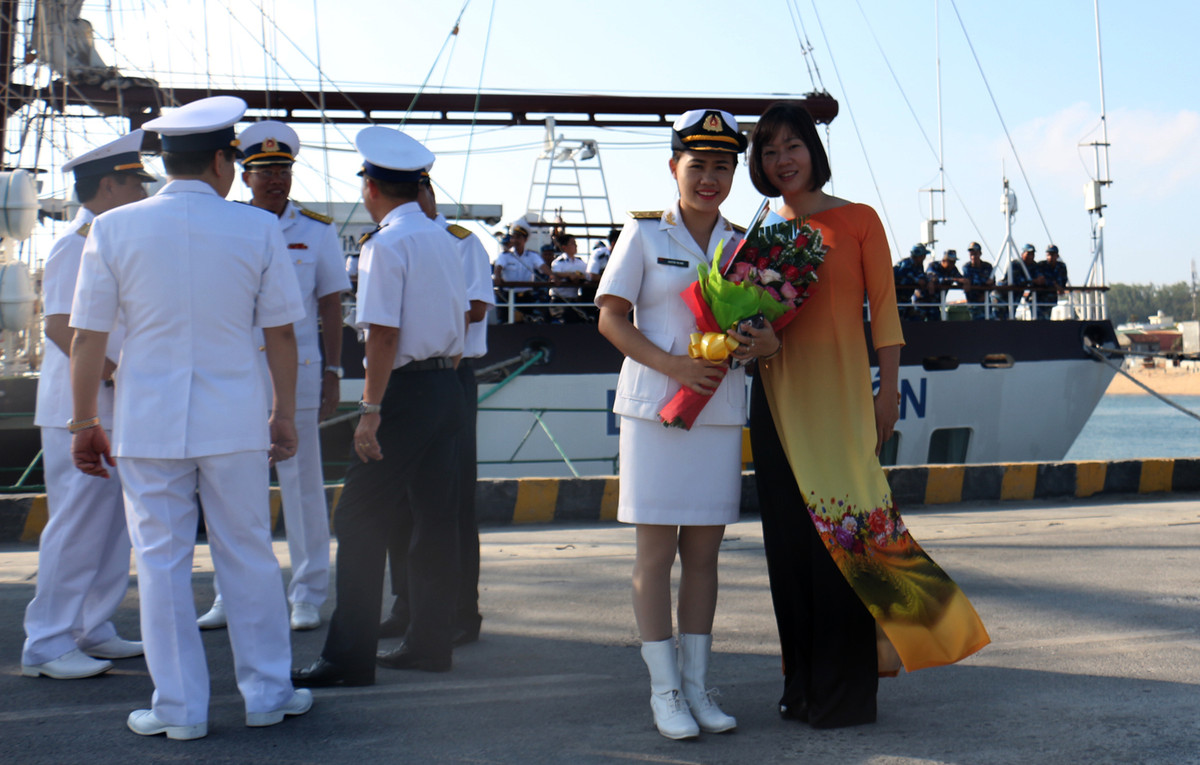 Một nữ quân nhân Hải quân tranh thủ chụp ảnh kỷ niệm trước khi lên tàu làm nhiệm vụ.