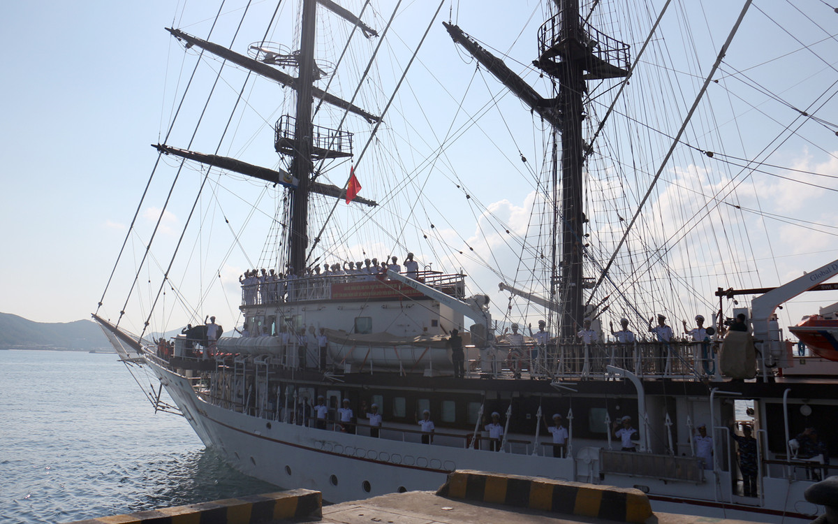 Chào tạm biệt đất liền, bắt đầu chuyến hải trình huấn luyện và thực hiện các hoạt động đối ngoại quân sự.