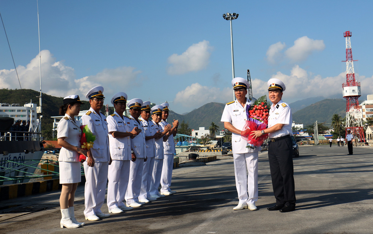 Theo lịch trình, Tàu 286 sẽ thăm Hải quân Hoàng gia Campuchia và Hải quân Hoàng gia Thái Lan, tham gia các hoạt động giao lưu văn hóa, thể dục-thể thao, trao đổi kinh nghiệm giữa Hải quân các nước…Ảnh: Đại tá Nguyễn Văn Lâm, Giám đốc Học viện Hải quân (đứng thứ nhất từ phải sang) tặng hoa cho đoàn công tác trước lúc lên đường.
