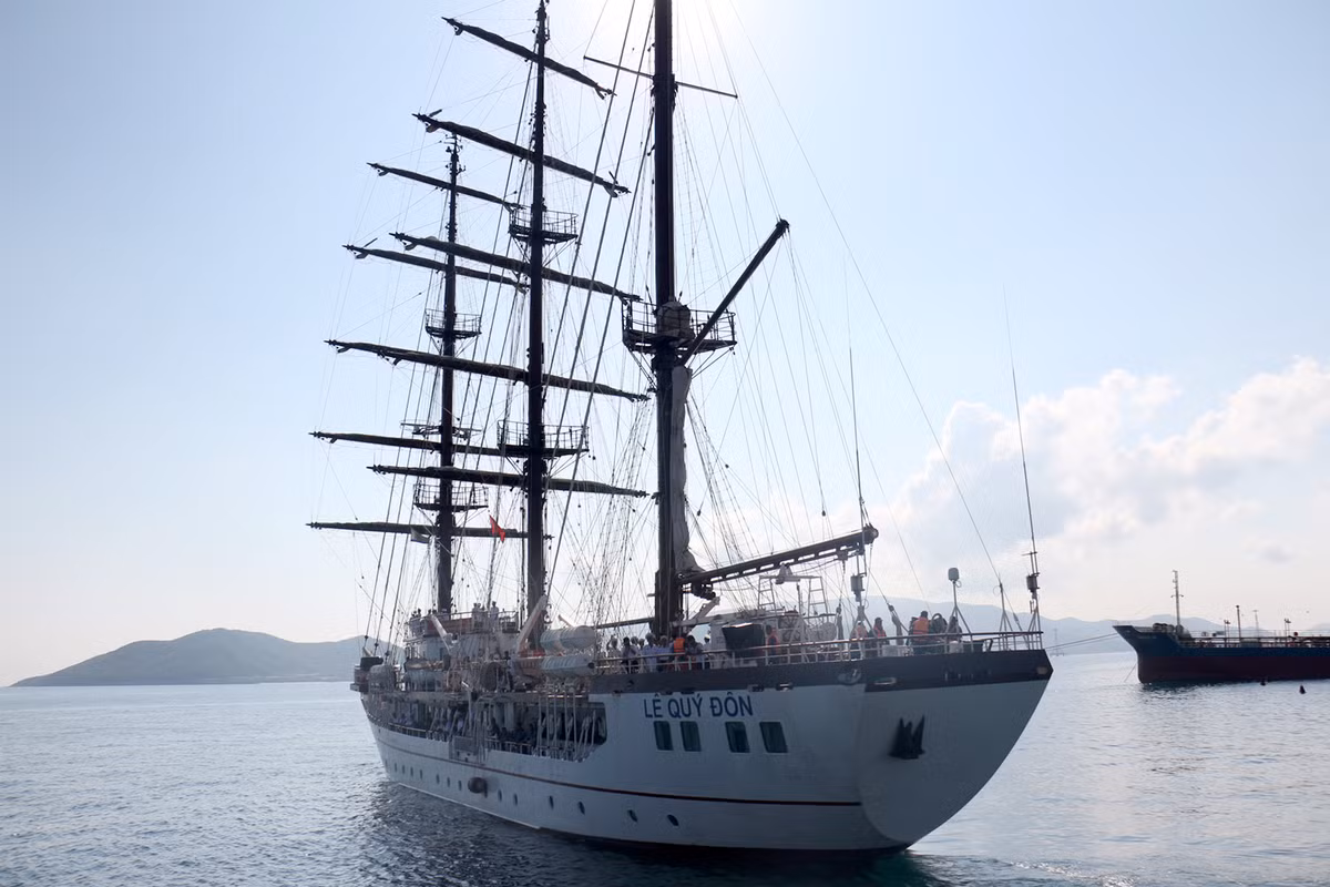 Tham gia đoàn công tác có đại diện cơ quan Quân chủng Hải quân; Học viện Hải quân, thủy thủ Tàu buồm Lê Quý Đôn 286 và học viên đào tạo sĩ quan cấp phân đội của Học viện Hải quân. Đại tá Nguyễn Đức Nam, Phó Giám đốc Học viện Hải quân làm trưởng đoàn.