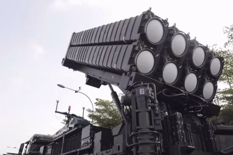 Bản thân thông tin Singapore muốn mua Aster 30 SAMP/T đã xuất hiện từ khá lâu cụ thể là vào năm 2013, nhưng từ đó cho tới nay vẫn RSAF vẫn chưa công bố bất cứ thông tin hay hình ảnh nào về việc lực lượng này sở hữu Aster 30 SAMP/T. Trong ảnh là hệ thống phóng di động của Aster 30 SAMP/T được trang mạng xã hội của RSAF đăng tải hôm 29/3. Nguồn ảnh: Jane’s.