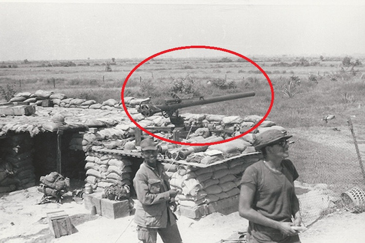 Dù xuất hiện từ những năm 1950 nhưng mãi đến Chiến tranh Việt Nam, hình ảnh của M40 mới được biết tới rộng rãi khi nó được trang bị Quân đội Mỹ cũng như chư hầu tham chiến tại miền Nam Việt Nam. Tuy nhiên, vai trò của M40 khi đó không phải là để chống tăng mà được sử dụng như một thứ vũ khí chống bộ binh và các mục tiêu kiên cố. Nguồn ảnh: Pinterest.