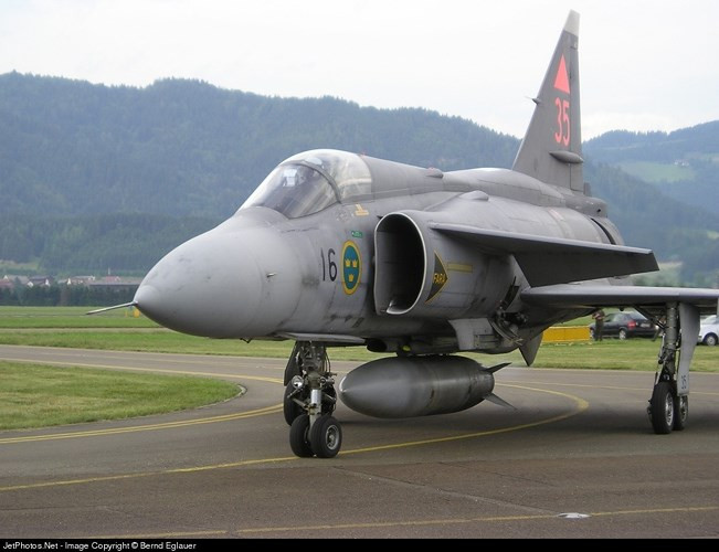  Saab 37 Viggen có thiết kế với cánh mũi và cặp cánh delta kép lớn.