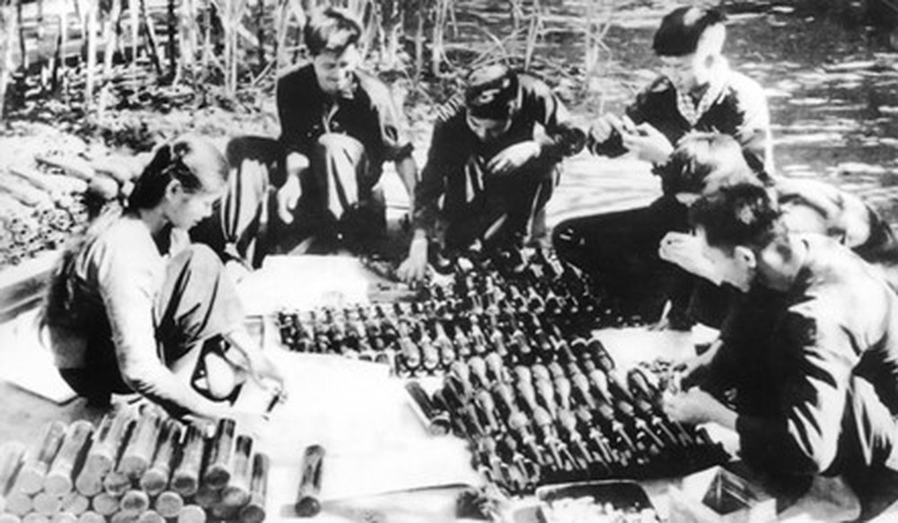 Quân giới Tỉnh đội Bến Tre chế tạo vũ khí từ bom, đạn chưa nổ của địch những năm kháng chiến chống Mỹ, cứu nước. (Ảnh tư liệu)