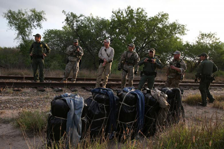 Với nguồn nhân lực hạn chế, cộng với sự phức tạp của tuyến biên giới quốc tế có số lượt người qua lại đông nhất trên thế giới, với khoảng 350 triệu lượt người qua lại mỗi năm. Biên phòng Mỹ chưa bao giờ đủ khả năng kiểm soát khu vực này. Ảnh: Reuters.