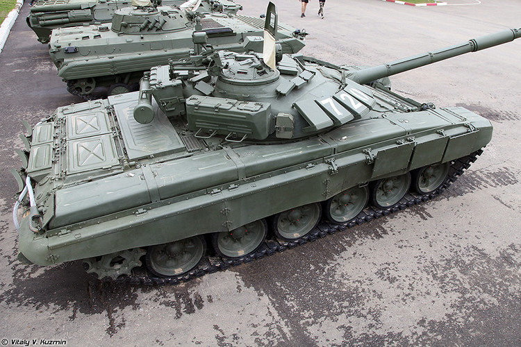 Điểm nổi bật nhất trên T-72B3 chính là việc Quân đội Nga trang bị cho nó giáp phản ứng nổ Kontakt-5 - loại giáp được sử dụng trên xe tăng T-80U và T-90. Loại giáp này được đánh giá có thể chống chịu hiệu quả hầu hết các loại đạn xuyên APFSDS, tên lửa chống tăng, súng chống tăng. Nguồn ảnh: Vitaly-Kuzmin.