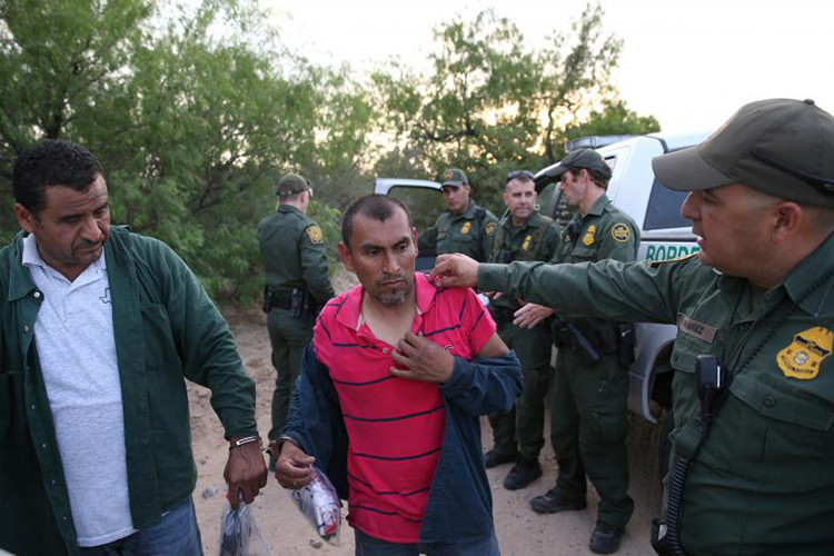 Trong khi đó, lực lượng Biên phòng Mỹ trong những năm gần đây luôn hoạt động trong tình trạng quá tải, họ có biên chế vào khoảng hơn 21.000 người, trong đó tập trung chủ yếu ở biên giới Mỹ-Mexico vốn có chiều dài lên đến hơn 3.100km. Ảnh: Reuters.